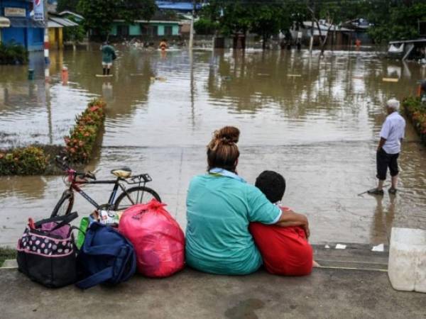 Los hondureños no solo se enfrentan al desafío de lidiar emocionalmente con los estragos de Eta y Iota, sino también con las secuelas del covid-19. Foto: AFP