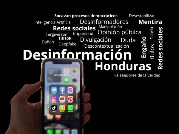 Logo de las redes sociales en un celular sobre un fondo de palabras que hacen alusión a la desinformación.