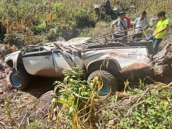 En la lamentable escena del accidente quedaron atrapados los cuerpos de algunas de las víctimas que tuvieron que ser rescatados por otras personas.