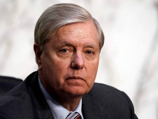 El presidente de la Comisión de Asuntos Jurídicos del senado estadounidense, el republicano Lindsey Graham, observa durante la audiencia de confirmación para la nominada a la Corte Suprema Amy Coney Barrett en Washington. (AP Foto/J. Scott Applewhite)