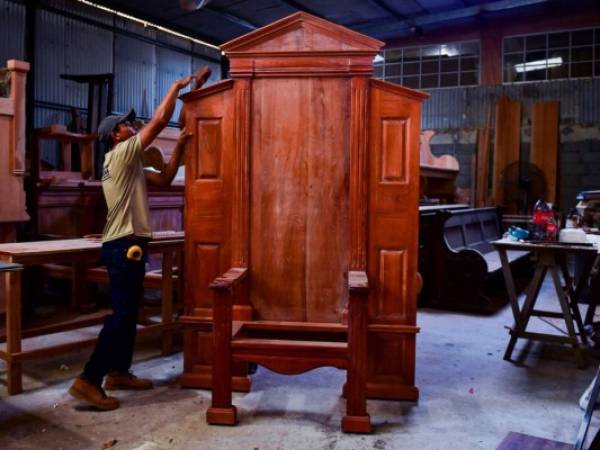 La silla de madera de cedro es de estilo romano, con un capitel triangular y dos lengüetas laterales donde irán ubicados los escudos del Vaticano y del papa Francisco. Foto: AFP