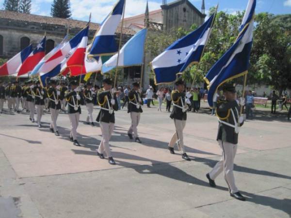 En el desfile en honor al poeta las banderas de América. Foto: Orlando Chávez Esquivel