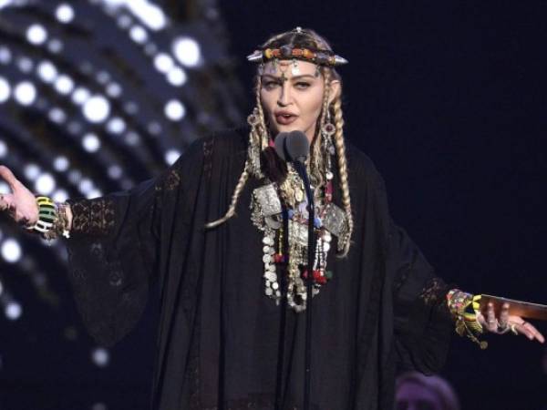 Madonna presenta un homenaje a Aretha Franklin durante la ceremonia de los Premios MTV a los Videos Musicales en el Radio City Music Hall en Nueva York. (Foto por Chris Pizzello/Invision/AP, Archivo).