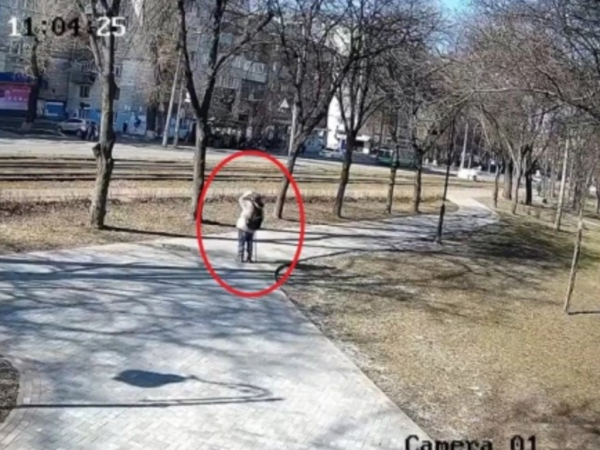 El hombre paseaba por el parque cuando escuchó el misil.