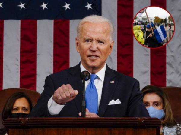 Al subir al podio y ser recibido por la vicepresidenta Kamala Harris y la líder de la Cámara de Representantes, Nancy Pelosi, Biden las saludó por sus cargos, marcando la primera vez que estos puestos son denominados en femenino. Foto: AFP.