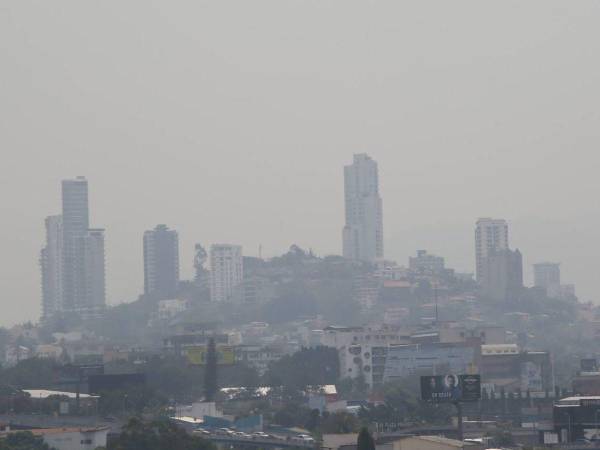 Según la plataforma de IQAir hoy martes 14 de mayo el ICA en la capital está en 139 y eso significa que el aire es perjudicial para grupos sensibles como niños, adultos mayores y personas con enfermedades crónicas.