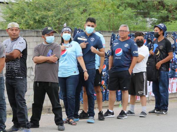 En vísperas de la gran final Motagua vs. Olimpia, el ambiente ya estremece el estadio Carlos Miranda, donde los aficionados ya hacen inmensas filas para su ingreso y los dos elencos ya están en el recinto para disputar el partido más atractivo.