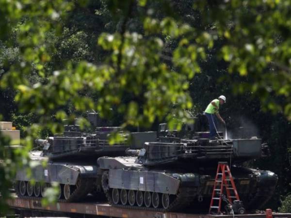 Un trabajador lava uno de los tanques militares que el presidente Donald Trump pidió exhibir este cuatro de julio en conmemoración a las fiestas patrias de Estados Unidos. Foto AFP