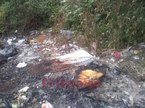 En un solar baldío del hospital incineraron camas y colchones. Foto: EL HERALDO