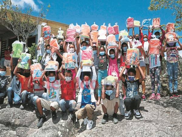 Los estudiantes del centro educativo Generación 2000 se emocionaron con el nuevo material didáctico que se les entregó.