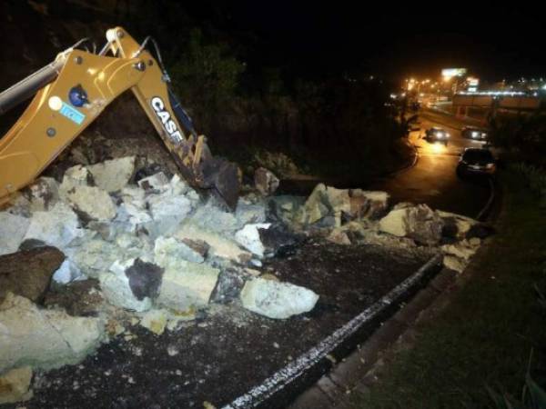 Para evitar una tragedia, maquinaria de la alcaldía comenzó a liberar de piedras espacios en riesgo.