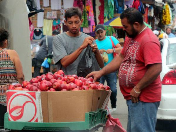 Las personas compran todos los productos de la temporada con el fin de realizar los platillos. Además de la ropa y calzado, ya que se tiene un ingreso extra con el pago del aguinaldo.