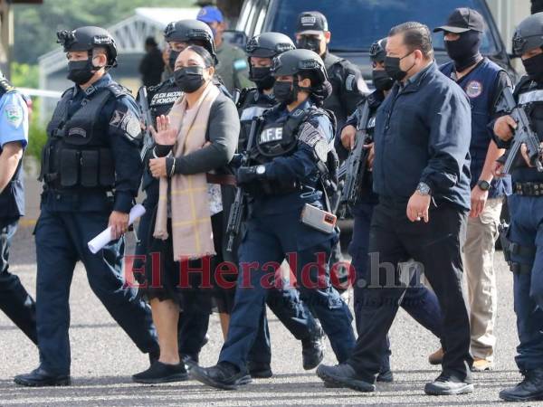 Herlinda Bobadilla, segundos antes de abordar la aeronave que la trasladó a Estados Unidos.