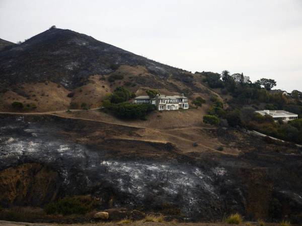 El incendio que asola la ciudad de Malibú, en el este de California (EE.UU.), avanza sin contención avivado por los fuertes vientos, mientras los más de 1.500 efectivos desplazados a la zona trabajan para contener las llamas.