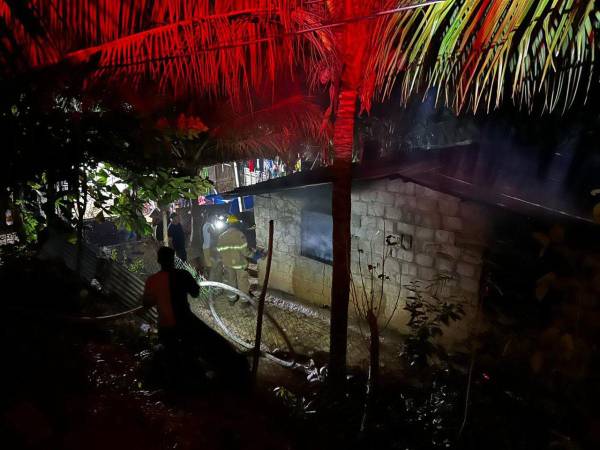 El Cuerpo de Bomberos llegó hasta el lugar donde confirmaron la muerte de los dos menores al interior de la vivienda.