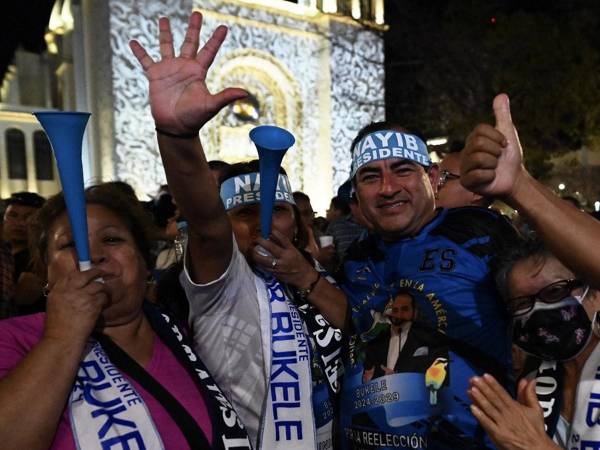 Los partidarios del presidente salvadoreño Nayib Bukele se reúnen frente al Palacio Nacional para celebrar su reelección durante las elecciones presidenciales y legislativas en San Salvador el 4 de febrero de 2024.