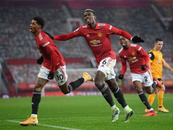 Marcus Rashford fue el héroe de la noche, en una gran jugada personal desde el lado izquierdo, que culminó con un certero golpeo, para firmar el único tanto (90+3) del partido y su séptima diana de esta Premier League. Foto: AFP