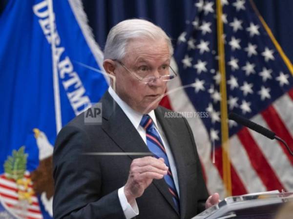 El secretario de Justicia de EEUU, Jeff Sessions, esboza las políticas del gobierno del presidente Donald Trump a nuevos jueces de inmigración en Falls Church, Virginia.