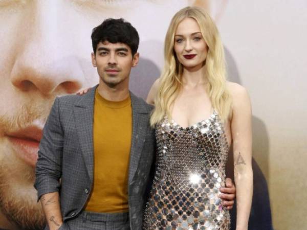 Joe Jonas, a la izquierda, y Sophie Turner asisten al estreno mundial de 'Chasing Happiness' en Los Angeles el 23 de junio de 2019. Foto AP