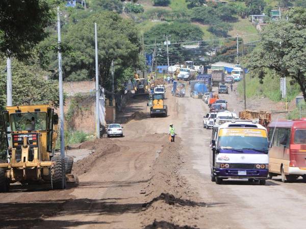 Los trabajos de terracería se desarrollan en varios tramos de la carretera. A finales del primer trimestre de 2024 estaría lista.