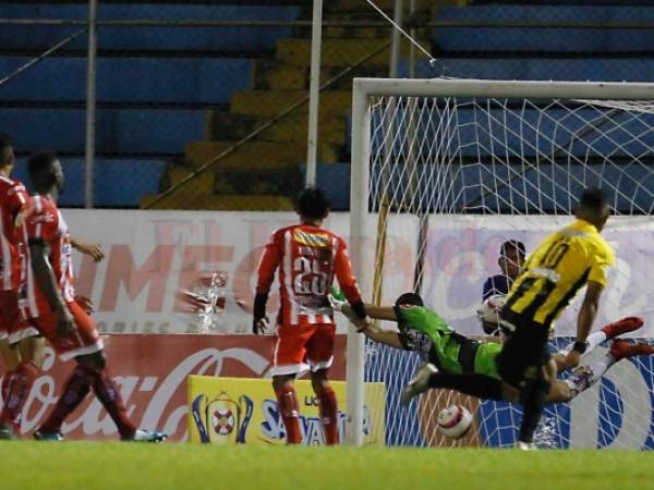 El Vida falló penal ejecutado por Carlos Bernárdez y el marcador se mantiene. Real España 1-0 Vida.