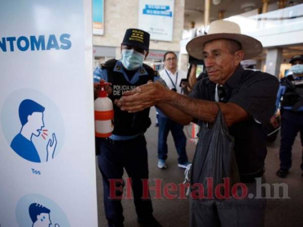 En los centros comerciales pusieron dispensadores de gel antibacterial para los visitantes. Fotos: Emilio Flores / EL HERALDO.