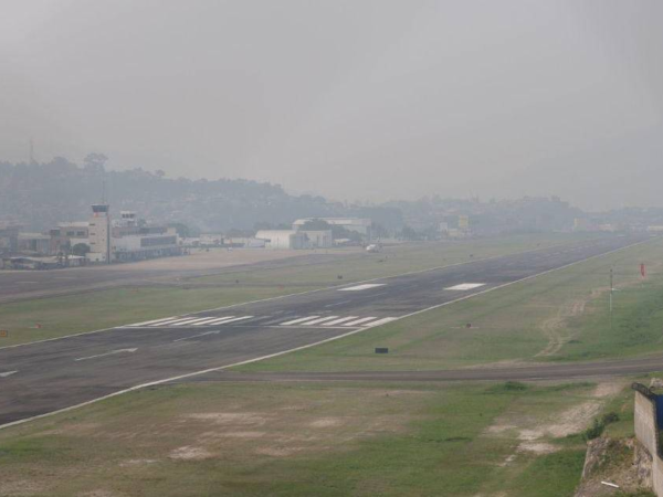 Los cielos aun no presentan grandes mejorías para que el aeropuerto capitalino este funcionando con normalidad.