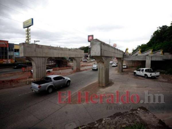 Los capitalinos que circulan cerca de las obras inconclusas expresan su malestar ante la lentitud y total paralización de las obras.