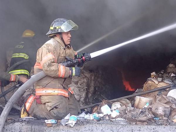 Al menos 40 bomberos se encontraban en la escena tratando de sofocar el fuego, reveló el Teniente Sevilla de Bomberos de Honduras.