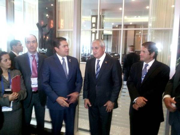 Los presidentes de Honduras, Juan Orlando Hernandez y de Guatemala, Otto Pérez en Panamá.