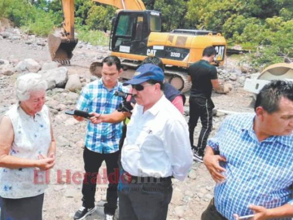 La maquinaria de la constructora está instalada en la zona a la espera de que termine el dragado del río para iniciar la edificación del puente. Foto: EL HERALDO.