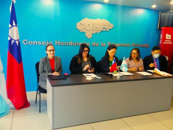 Alexa Foglia, Helui Castillo, Eyby Aguirre, Vivia Chang y Rafael Jen, integraron la mesa principal.