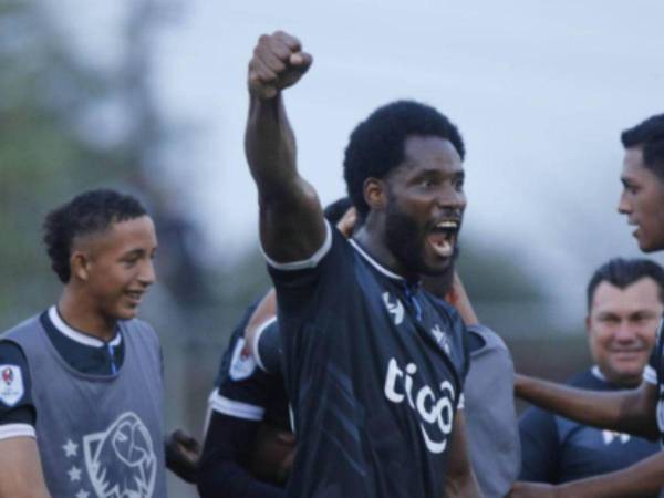 Dabirson Castillo celebró con euforia su gol.