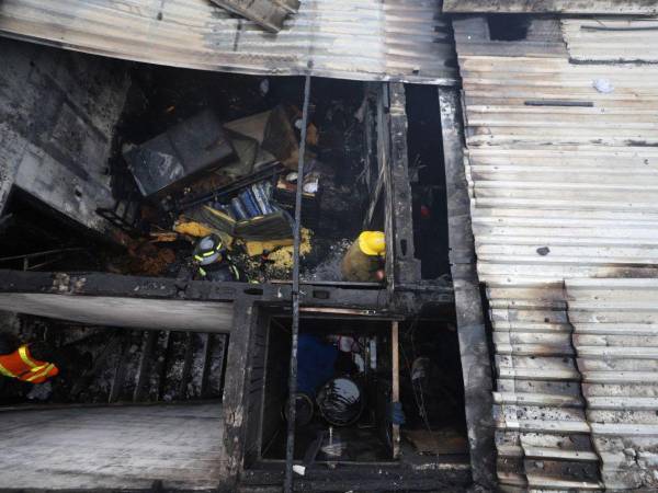 El silencio de la madrugada fue interrumpido por los gritos desesperados de cinco miembros de una familia que murieron durante un incendio este viernes en la colonia Ciudad Lempira de Comayagüela, que junto a Tegucigalpa conforman la capital de Honduras. La cámara de EL HERALDO recorrió la trágica escena.