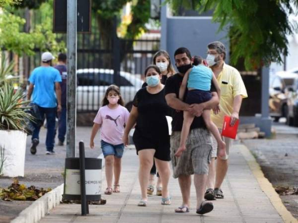 'No le pedimos a los países que reinstauren los confinamientos, pero los llamamos a proteger a su población usando todos los medios disponibles', indicó la OMS. Foto: AFP