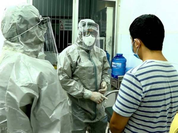 China confinó el jueves a unas 20 millones de personas alrededor de Wuhan, la metrópolis de donde surgió un nuevo virus que comenzó a propagarse por el mundo y moviliza a las autoridades sanitarias internacionales. AFP.