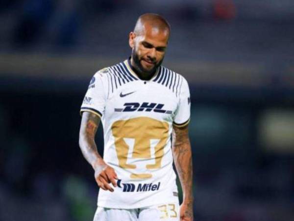 El defensor brasileño Dani Alves volvió a comparecer ante la justicia española y por cuarta vez ha cambiado su versión sobre las acusaciones de agresión sexual. Los informes forenses hunden más al jugador brasieño.