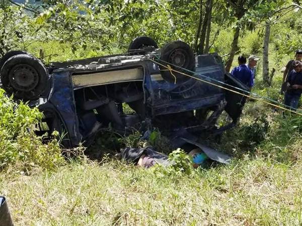 Cuatro personas mueren tras volcarse bus en Atima, Santa Bárbara