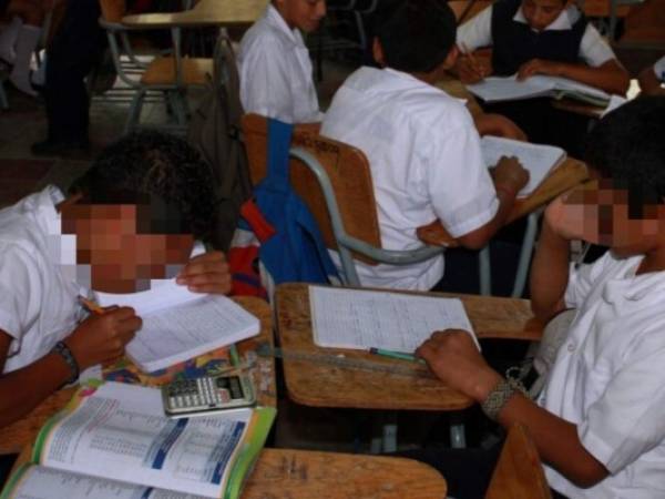 Los padres de familia han abarrotado los centros educativos que fueron seleccionados como sedes para desarrollar el proceso del TPA y la Escuela Vacacional para matricular a sus hijos. Foto: EL HERALDO.