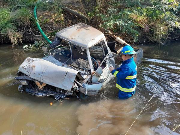 Así quedó el automotor tras dar varias vueltas en la carretera y luego caer a un río en el lugar.