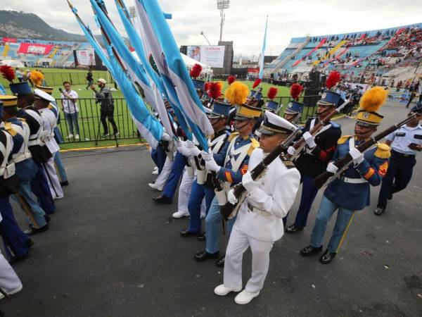 Los militares portando los pabellones nacionales de las cinco repúblicas que celebran su independencia este 15 de septiembre.