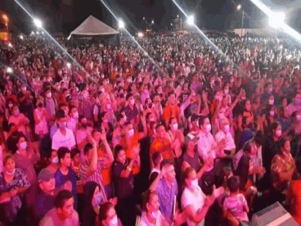 El culto se realizó en un campo de fútbol de Chamelecón.