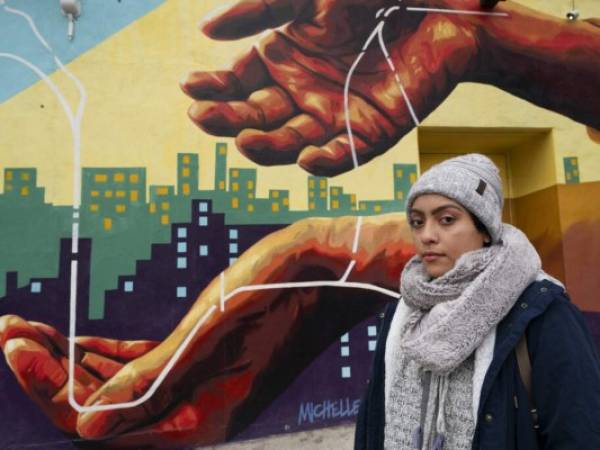 Yareli Adan posa para la cámara en Nueva York. Adan ha solicitado por primera vez acogerse a un programa de alivio migratorio para jóvenes conocido como DACA después de que el programa fuera reactivado recientemente por un juez. Foto: AP.