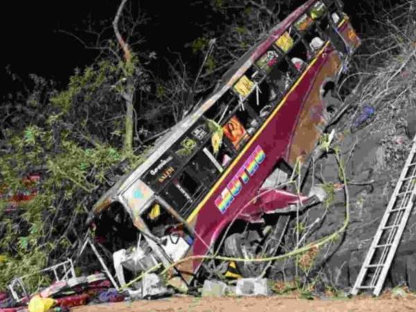 El accidente de autobús se produjo la tarde-noche del domingo y el número de fallecidos se actualizó a 17 víctimas.