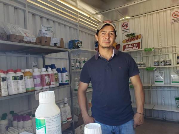 Gracias a la alianza entre COMILL y Agronegocios Sostenibles de USAID, el productor de café Nelson Daniel Henríquez ahora produce granos de alta calidad que obtuvieron mejores precios.