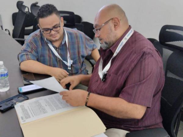 En la foto, Jorge Jiménez aparece sentado junto a su compañero de JOPRODEH, César Barraza, en un salón del Mecanismo de Protección de la Secretaría de Derechos Humanos de Honduras.