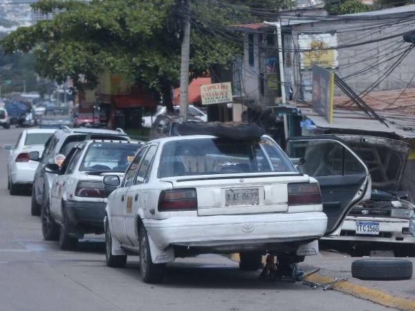 La salida al oriente está invadida de vehículos en sus orillas.