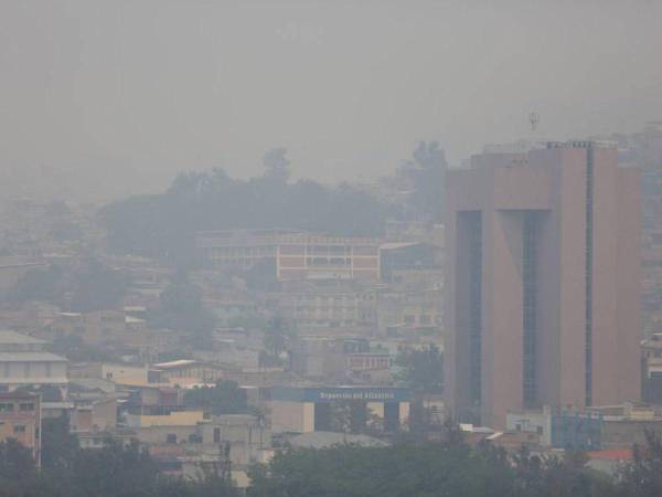 En los últimos días una densa capa de humo tiene cubierta a la capital; sin embargo, en otras ciudades del país la situación es similar.