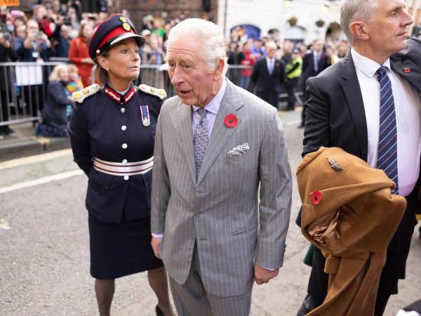 El rey Carlos III se percató que le lanzaban huevos, pero actúo como si no ocurriera nada.