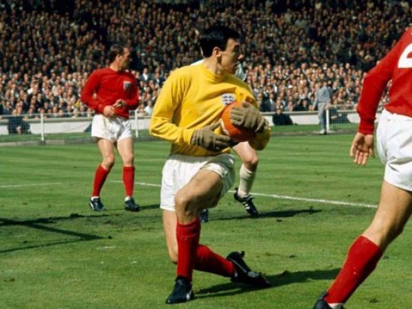 En una foto de archivo, el arquero Gordon Banks de la selección de Inglaterra, domibana una acción. Foto: @PedroMayo25 en Twitter